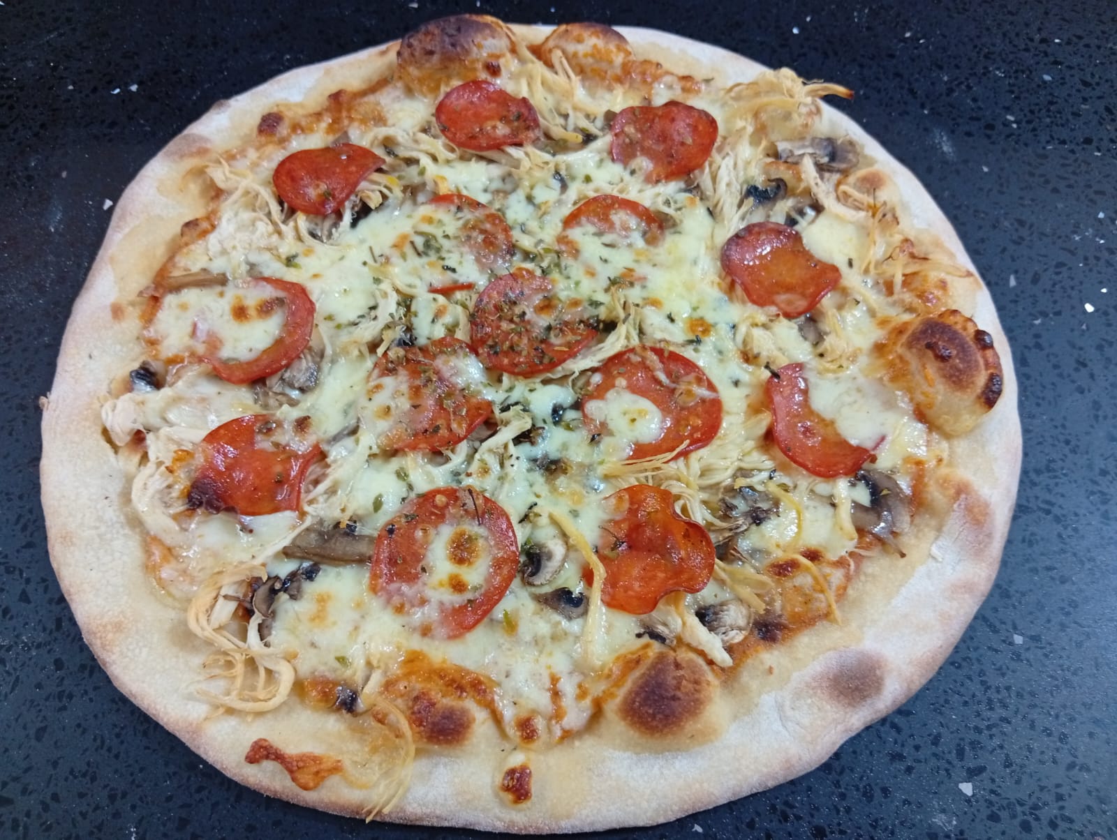 Pizza La Centrale - Especial de la casa con jamón, champiñones, salchicha, tocino, salami, pollo y vegetales
