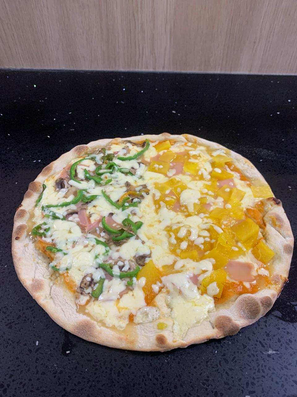 Pizza Hawaiana con piña y jamón