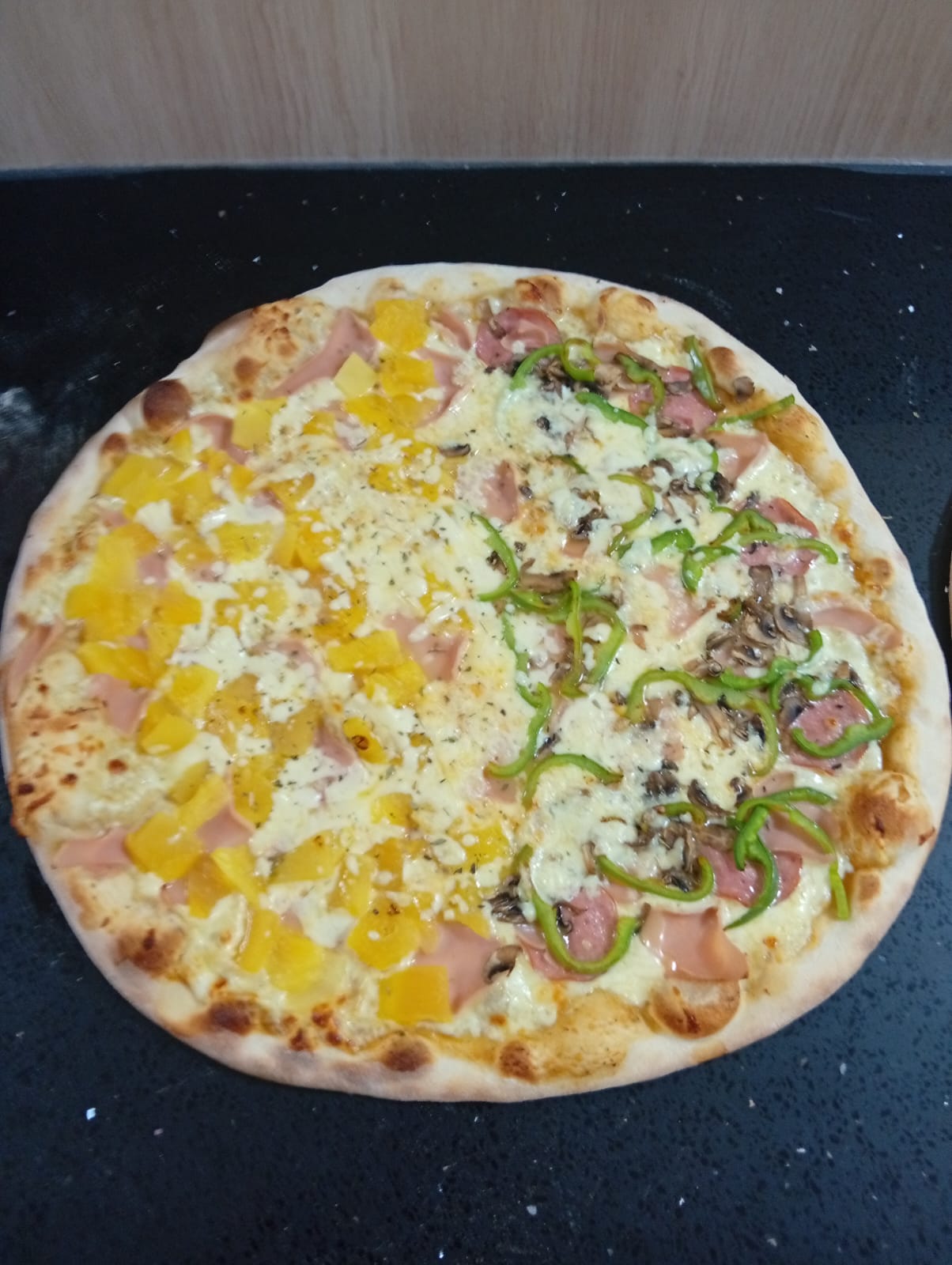 Pizza mixta con vegetales y carnes