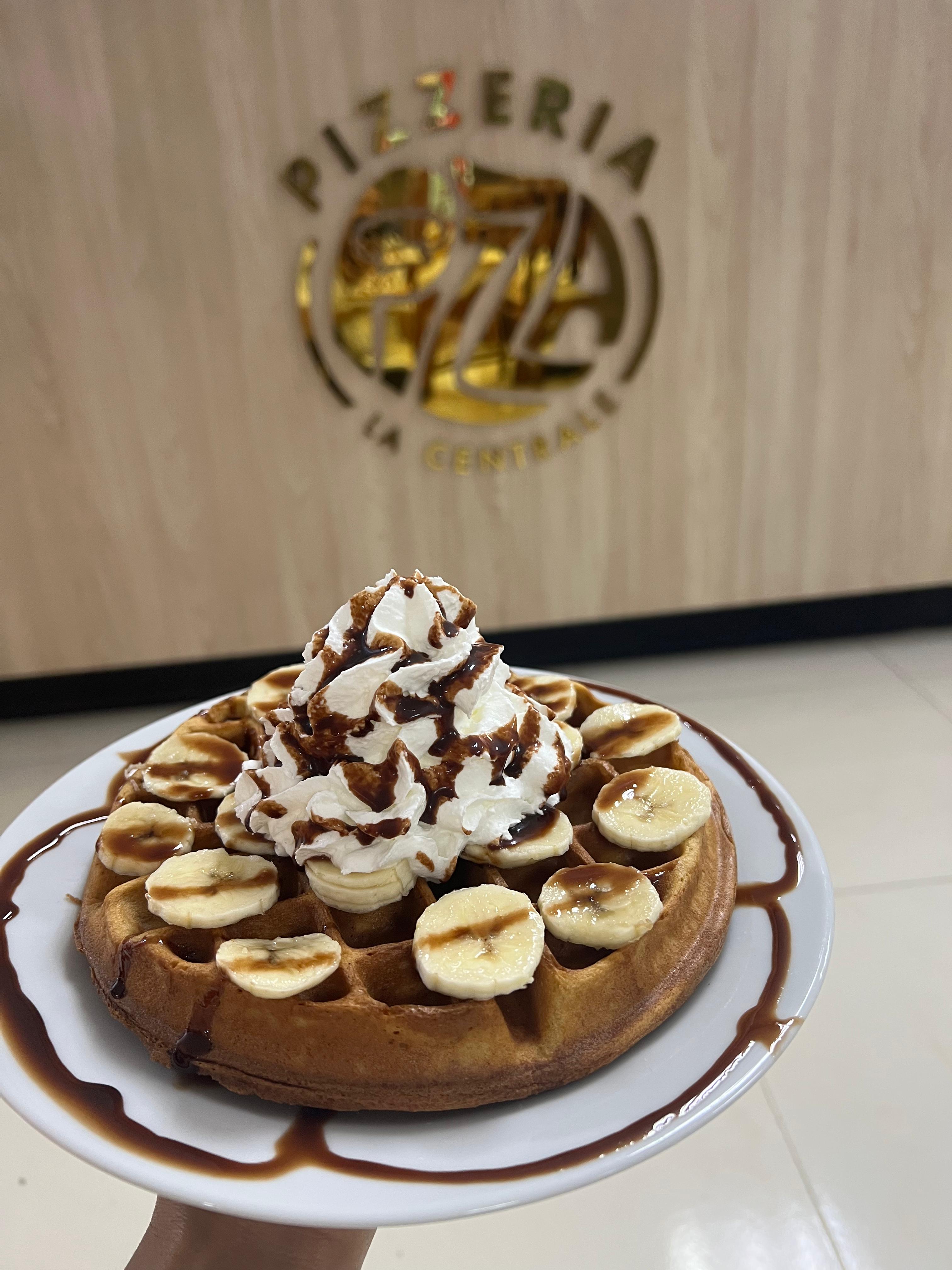 Waffle con banana y chocolate