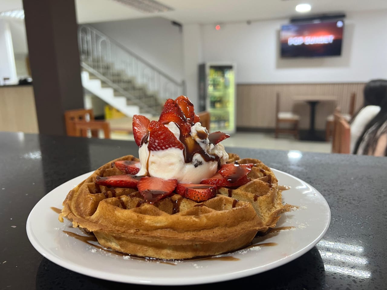 Waffle Dolce Fresa con fresas frescas, helado y chocolate